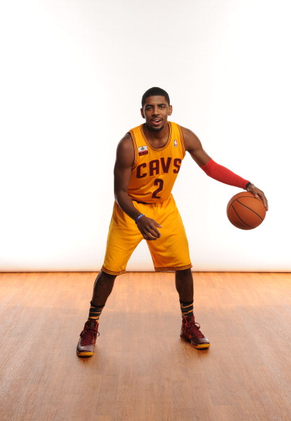 马德兴：中国足球受冷遇因成绩没突破，地方超火爆是大众怒其不争（马德兴：国足成绩难破局致整体遇冷，地方热度高因球迷恨铁不成钢）