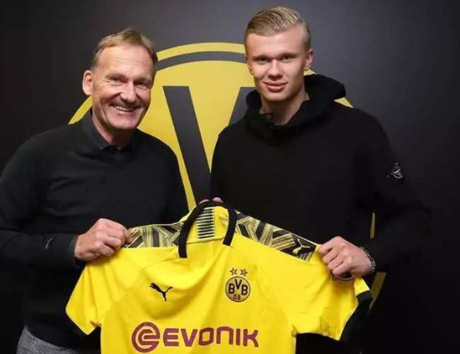 维尼修斯社媒秀恩爱：球场上风驰电掣，女友身边秒变俏皮男孩（维尼修斯社媒晒恩爱：赛场飞驰如电，女友身边瞬间变身俏皮男孩）