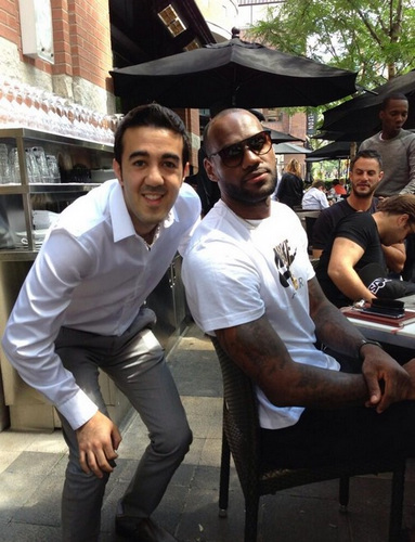 主教练生病离场！魔术主帅莫斯利本场能否回归成疑（主帅突发不适提前离场，魔术主教练莫斯利本场回归存疑）