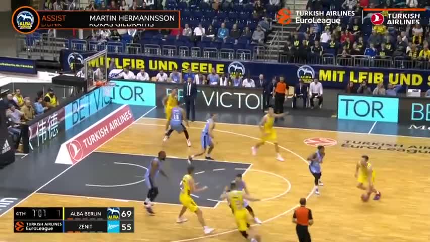 人行道上骑车容易打滑，老哥这么戴头盔，就是在糊弄自己啊（人行道骑车易打滑，这样戴头盔等于自欺欺人）