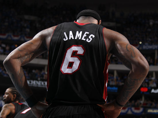 2-1！95分钟绝杀 英超13.1亿豪门18场不败终结 5.5亿战舰10轮9胜（2-1，95分钟补时绝杀！英超13.1亿豪门18场不败告终，5.5亿战舰10轮9胜）