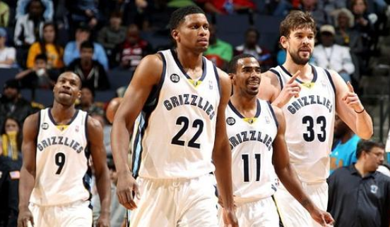 球星晒更衣室照，队内氛围引关注（球星分享更衣室照，团队氛围备受关注）