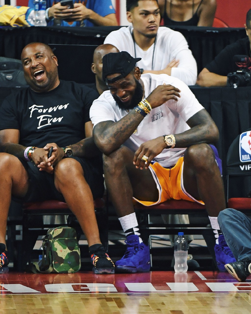 邮报：至少12家俱乐部想租梅努，但球员仍优先考虑那不勒斯（邮报：12支球队欲租借梅努，球员仍将那不勒斯作为首选）