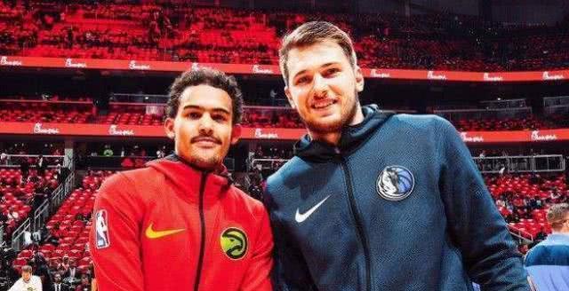 球迷怒喷后蹇韬回应：输球又怎么样？随后被韦世豪、甘超拦下（被球迷怒喷后，蹇韬回怼：输球怎么了？随即被韦世豪、甘超拉住）